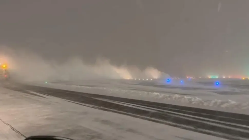 Zeci de utilaje de deszăpezire lucrează de zor pe aeroporturile Otopeni și Băneasa. Unele zboruri au întâmpină întârzieri - FOTO
