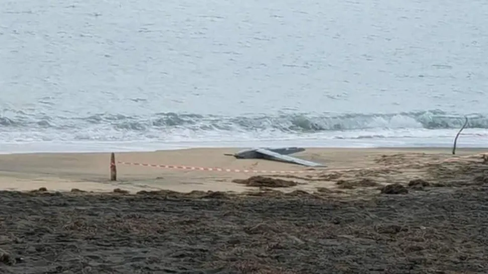 Alertă la Marea Neagră. Posibil fragment de dronă, descoperit pe plaja din Mamaia