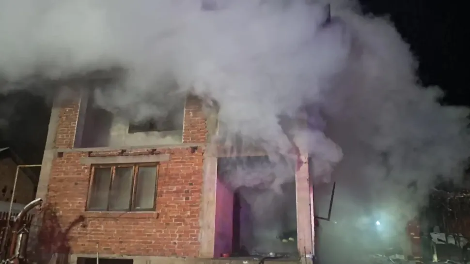 Incendiu violent într-o locuință din județul Argeș: un bărbat de 50 de ani și-a pierdut viața 