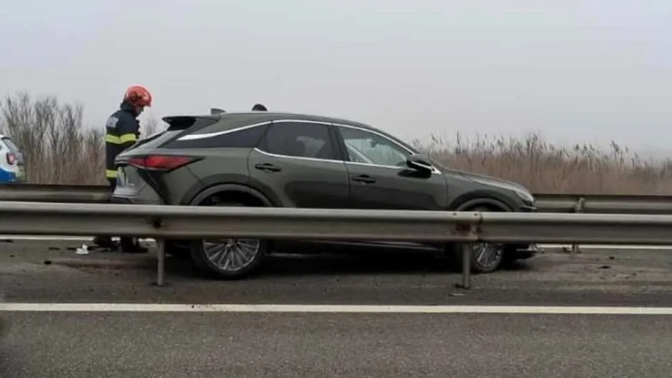 Accident neobișnuit pe Autostrada A1: un autoturism transportat pe platformă a căzut între glisierele mediane