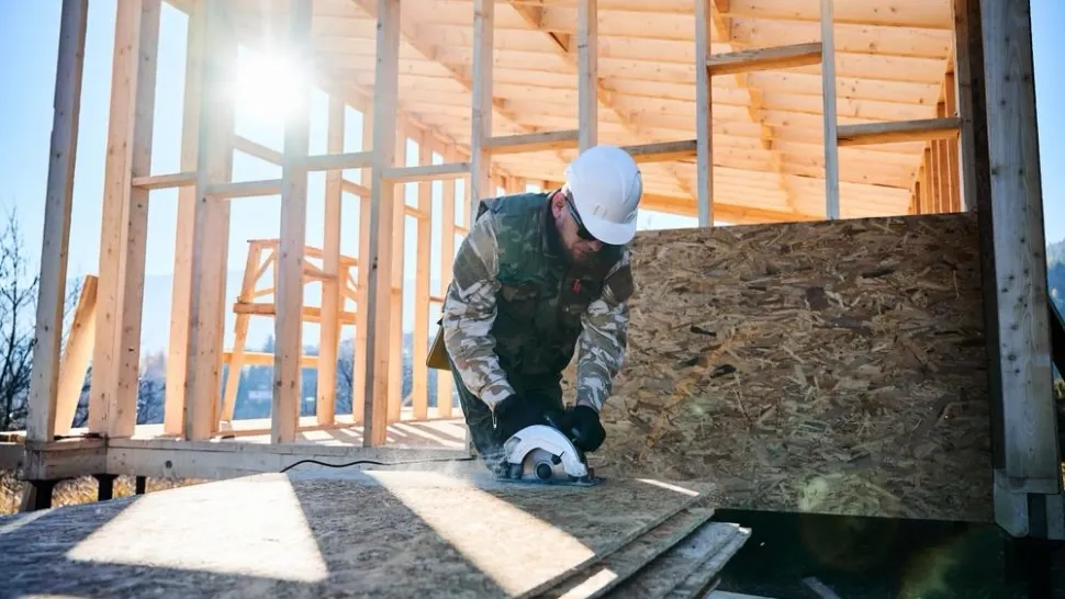 Avantajele OSB de 10 mm în proiectele de construcție și renovare 