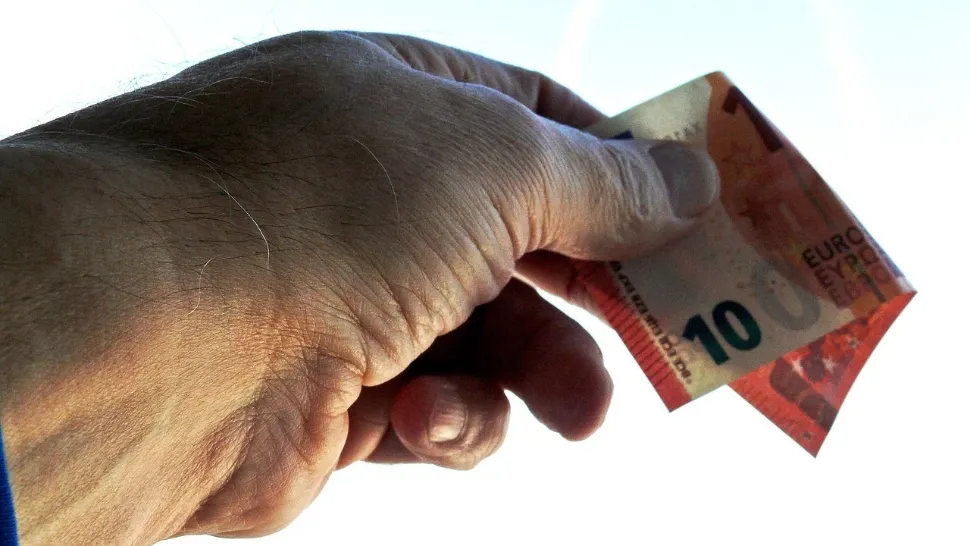 România, împinsă spre euro în plină criză bugetară. Ce noi taxe aduce schimbarea în țară