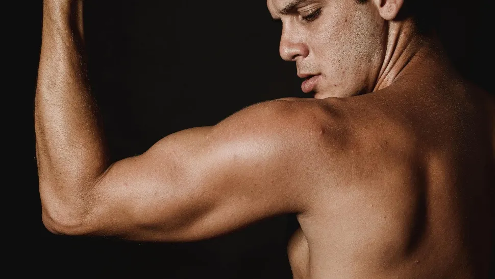 Bărbații cu mușchi nu mai sunt la modă! Ce tip de corp masculin este preferat de femei și de ce, conform unui sondaj