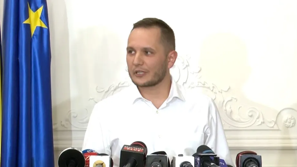 Prefectul-rezist al Capitalei are diplomă de patiser și a luat 5 la Bacalaureat. El este cel care a coordonat intervențiile pe zăpezile crunte din ultimele zile