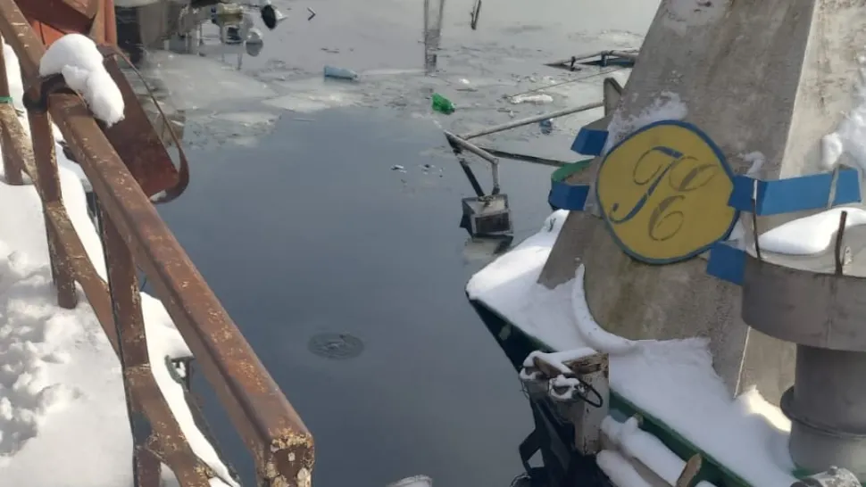 Dezastru ecologic pe Dunăre. O navă cu produse petroliere s-a scufundat în zona Plaja Veche din Giurgiu FOTO+VIDEO