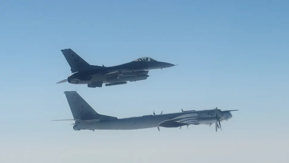 Tensiuni în aer. Cinci avioane ruseşti, escortate de aviaţia americană şi canadiană după ce au fost detectate în largul Alaskăi 