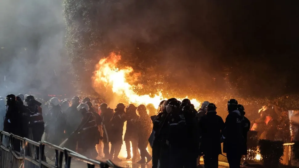 Tensiuni în Albania: ciocniri între protestatari și poliție la Tirana. Se cere demisia vicepremierului acuzat de corupție - FOTO