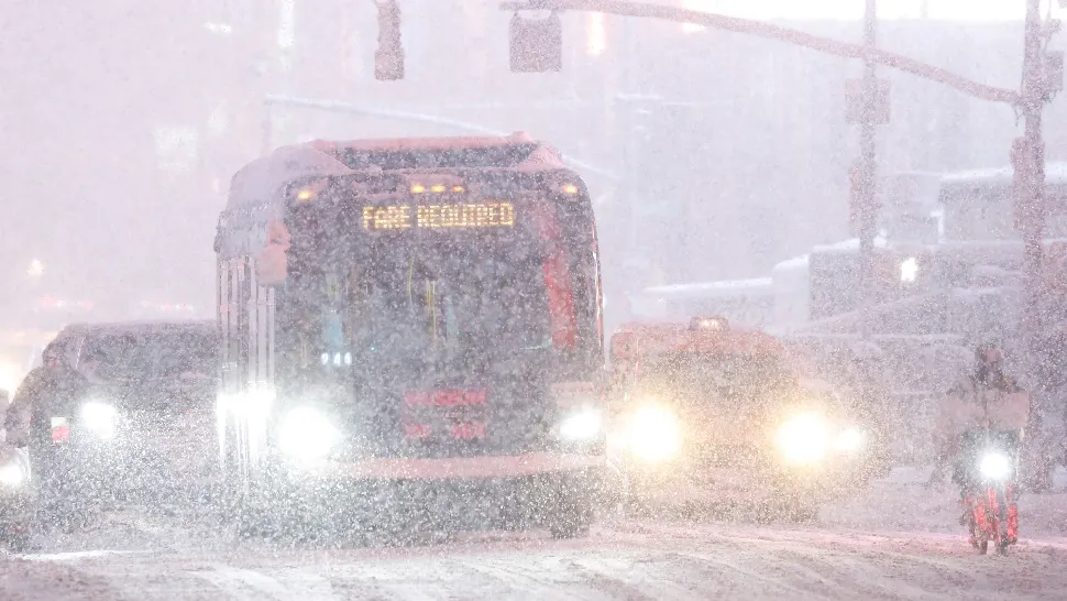 Furtună de zăpadă istorică în New York: circulație interzisă, școli închise și mii de zboruri anulate FOTO&VIDEO