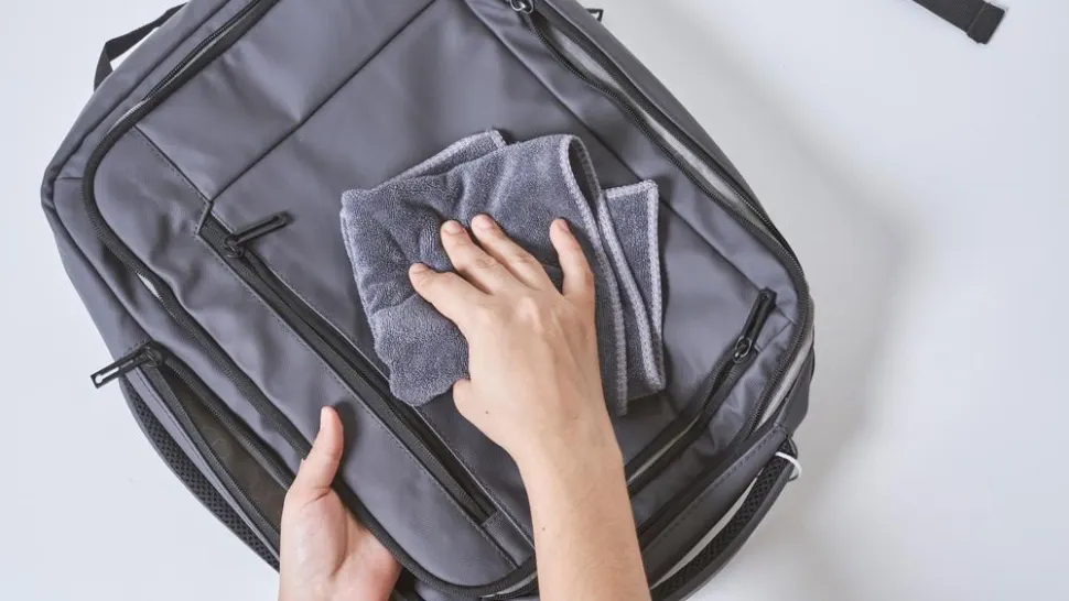 Cum cureți rucsacurile din piele ecologică sau textil? Sfaturi și recomandări 