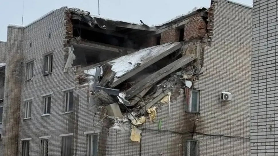 Clădire prăbușită într-o bază militară din Rusia. Doi oameni ar fi murit