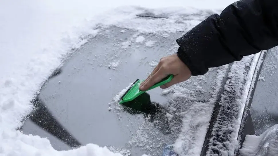 Trucuri pentru a-ți deszăpezi mașina rapid iarna: metode eficiente care te scapă de zeci de minute pierdute
