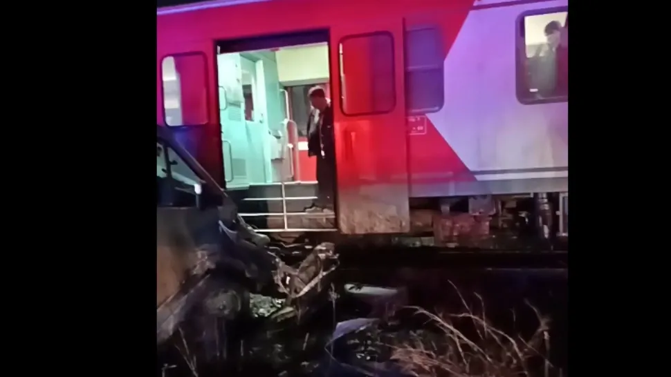 Accident grav de tren în județul Călărași: o platformă încărcată cu autoturisme a fost lovită în plin. VIDEO