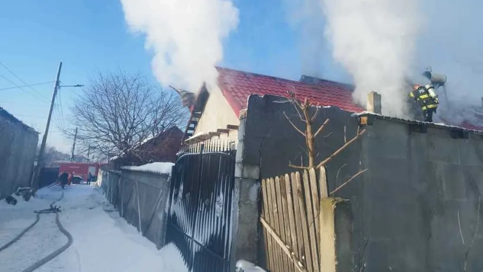 Șase persoane, evacuate după un incendiu într-o casă din Constanța: o femeie a ajuns la spital 
