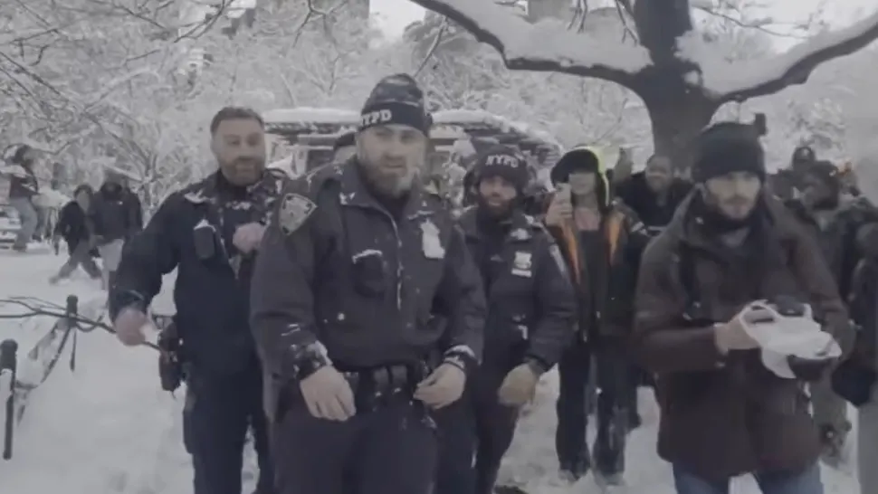 Poliția a arestat un bărbat după o bătaie cu bulgări de zăpadă. Incidentul care a aprins spiritele la New York