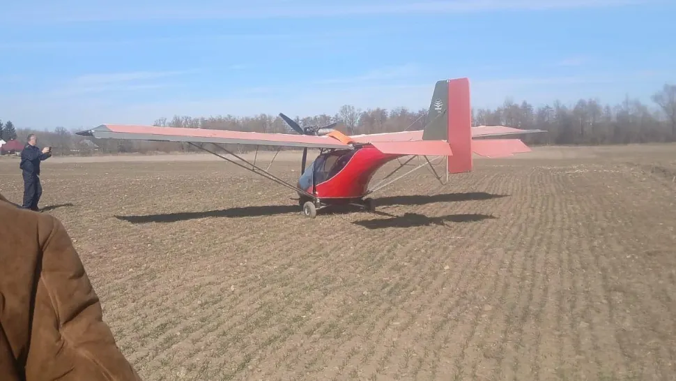 Fugă spectaculoasă din Ucraina: Un bărbat de 31 de ani a aterizat cu un avion de mici dimensiuni în grădina unei curți din Suceava