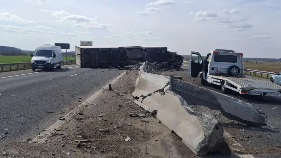 Accident grav cu un TIR răsturnat pe A3 București – Ploiești, la km 35. Trafic restricționat pe ambele sensuri - FOTO