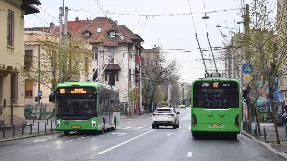Agresiune sexuală într-un troleibuz din București. Un egiptean, reținut și dus la audieri