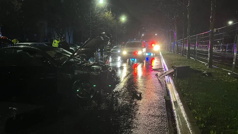 Opt autoturisme avariate după ce un șofer de 20 de ani a pierdut controlul mașinii, pe bulevardul Theodor Pallady din Capitală FOTO&VIDEO