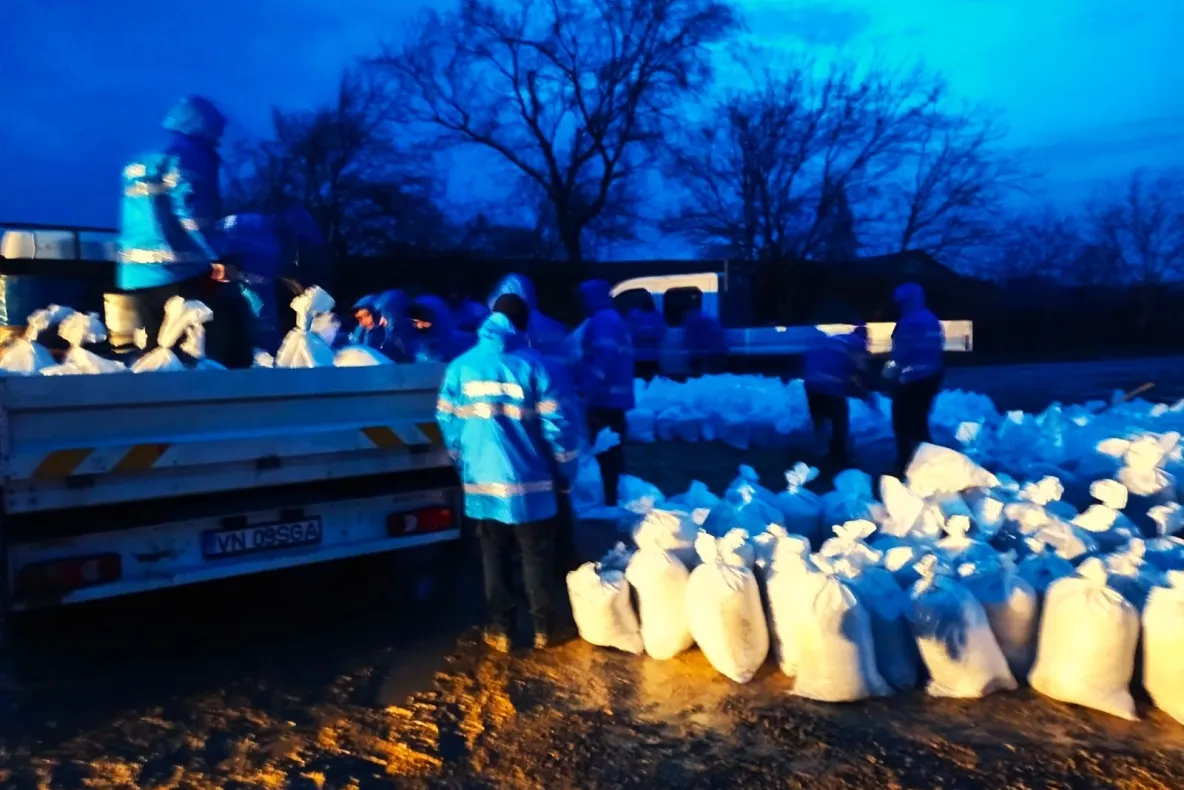 Viitură pe râul Putna: diguri mobile și mii de saci de nisip instalate pentru protejarea localității Mircești. Anunțul celor de la Apele Române VIDEO