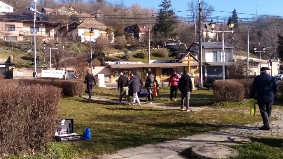 Bărbat de 49 de ani, găsit mort pe o bancă din județul Sibiu. Care ar putea fi cauza decesului. Anunțul Poliției