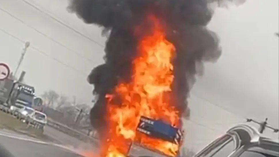 Trafic blocat pe DN1: un autocamion a luat foc. Circulația este oprită pe ambele sensuri - VIDEO