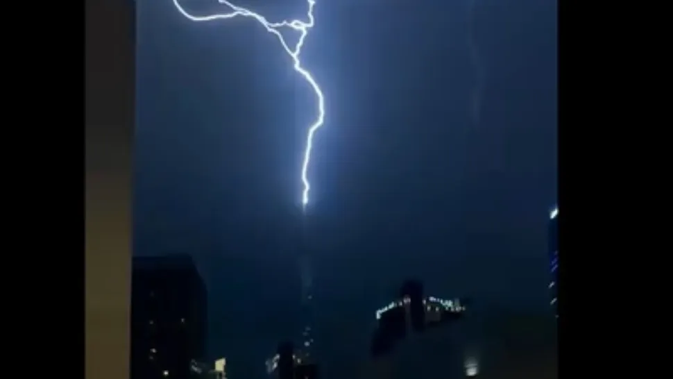 Burj Khalifa, lovit de fulger noaptea trecută: imaginile au devenit virale pe rețelele sociale VIDEO