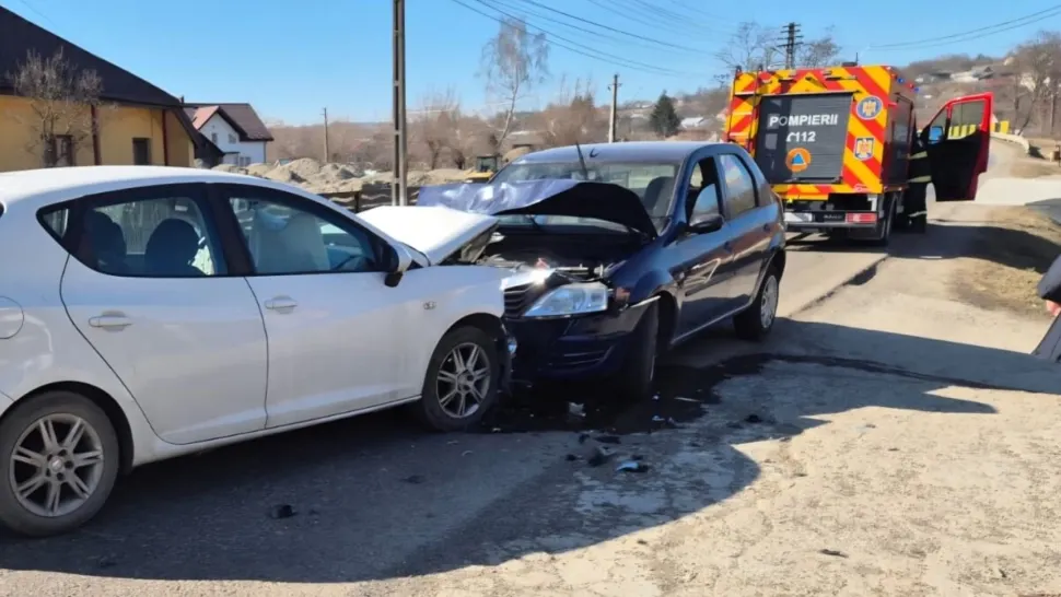Accident în județul Suceava. Două persoane au ajuns la spital, după ce două mașini s-au ciocnit frontal 