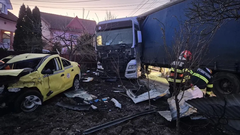 Accident în județul Suceava. Trei persoane au ajuns la spital, după ce o mașină s-a ciocnit violent cu un TIR