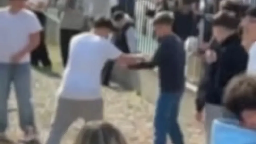 Bătaie între doi elevi, în curtea unei școli din Alba Iulia. Colegii au filmat scena. Poliția a deschis o anchetă - VIDEO