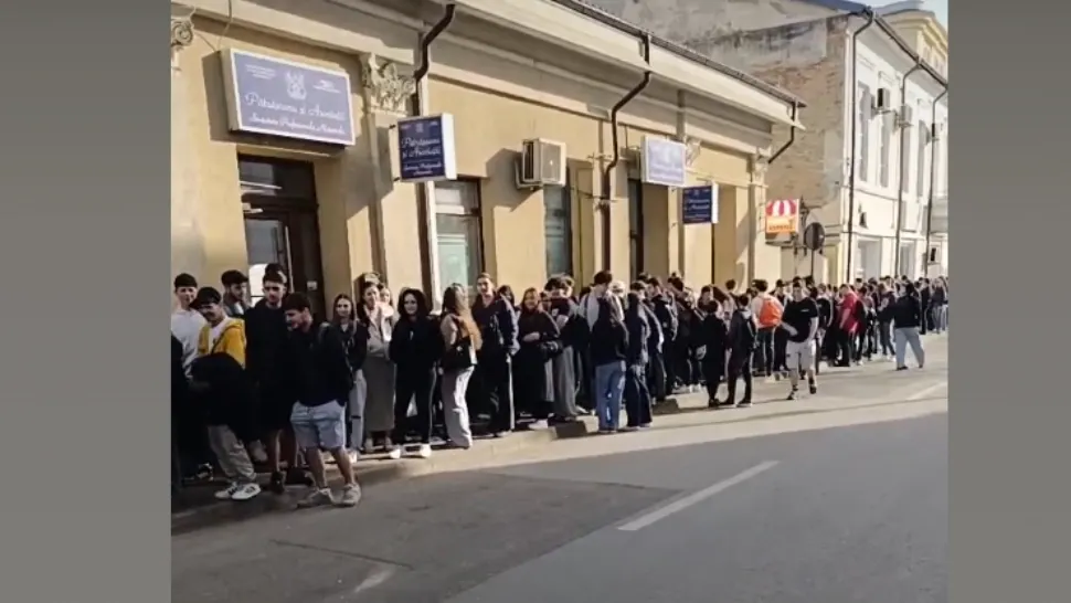 Coadă uriașă pentru o șaorma gratis. Tinerii cu chef de mâncare au blocat jumătate din centrul Iașiului - VIDEO