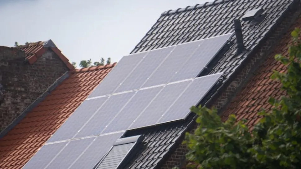 De ce tot mai multe locuințe adoptă panouri fotovoltaice și cum se schimbă rutina de consum odată cu ele