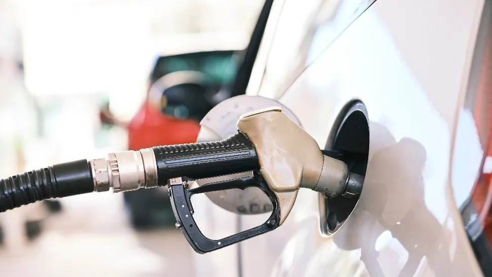 Guvernul caută variante pentru a stabiliza prețul la pompă. Au loc cele mai mari scumpiri: prețurile cresc necontrolat
