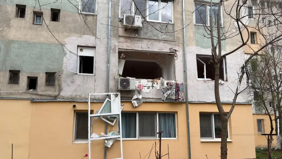 Explozie într-un bloc din Caracal. O femeie a ajuns la spital cu arsuri, iar 25 de persoane au fost evacuate. FOTO/VIDEO