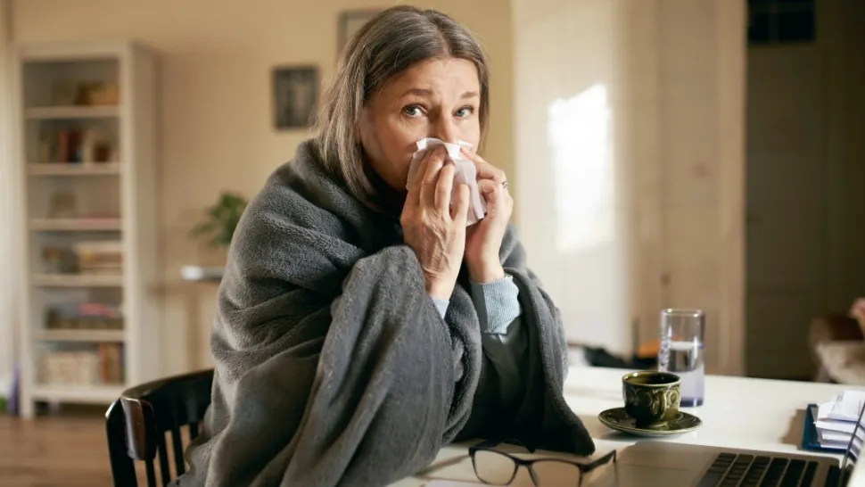 Virusul respirator care circulă în această perioadă și îi păcălește pe mulți. Simptomele seamănă izbitor cu o simplă răceală