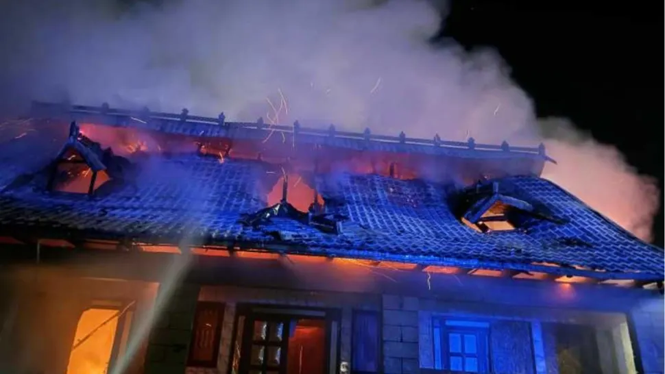 Incendiu de proporții în județul Bacău. Două case au fost mistuite de flăcări