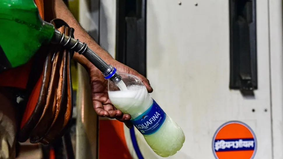 OUG pe carburanți: Reducere de 50 de bani la pompă, dar risc de faliment pentru 80% din firmele petroliere