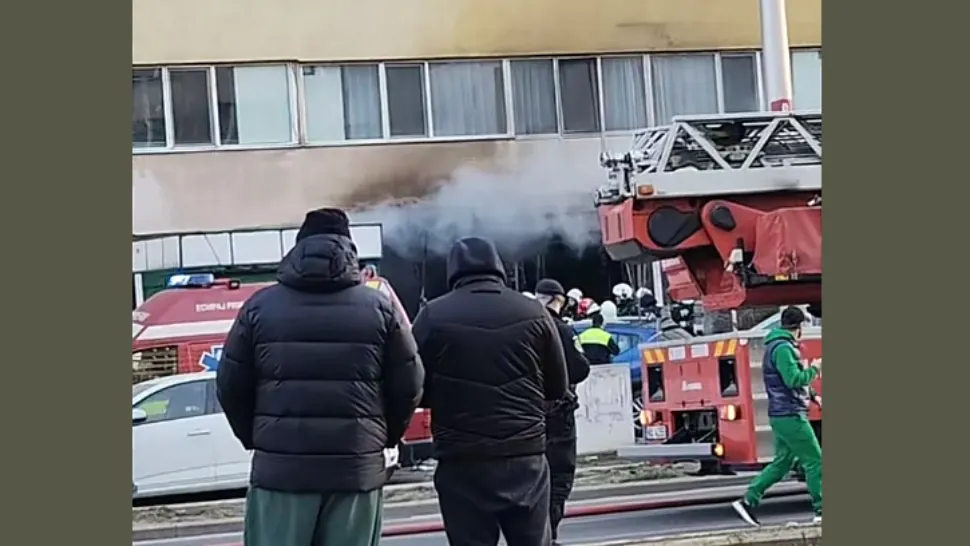Incendiu puternic în cartierul Pantelimon: fum dens și evacuări, circulația a fost restricționată - VIDEO