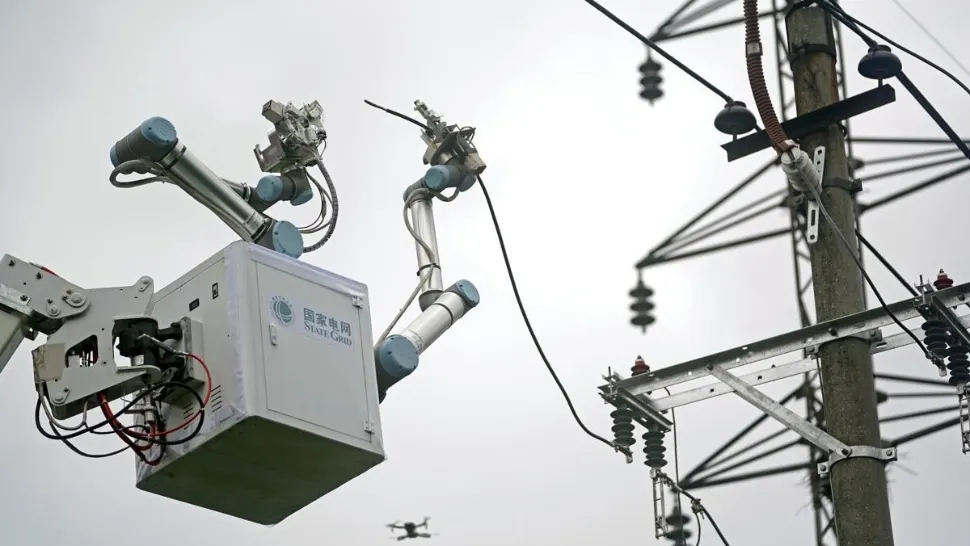 Un robot-electrician a efectuat cu succes reparații pe o linie electrică de 10 kV- VIDEO