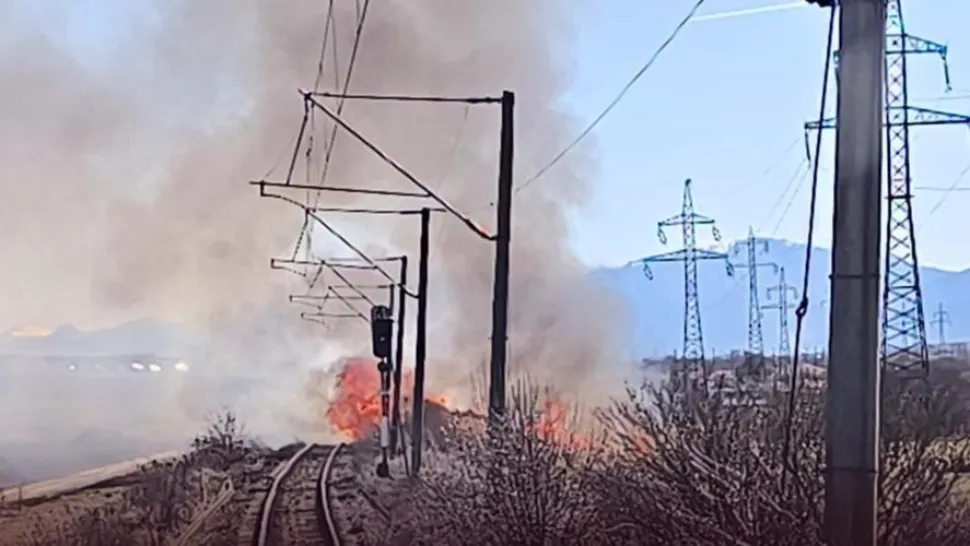 Circulaţia trenurilor, oprită temporar pe Magistrala 300, Brașov, din cauza unui incendiu de vegetaţie