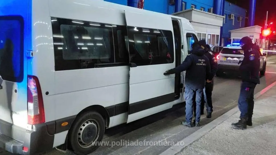 Noi descoperiri la granița României: 21 de migranți fără acte, găsiți într-un microbuz în timpul unui control-fulger în Dolj VIDEO 