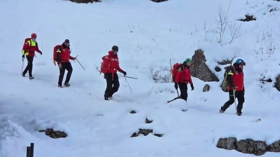Misiune contracronometru pentru salvamontiștii din Brașov. Turist blocat în Munții Bucegi, în apropiere de Mălăiești, din cauza avalanșelor