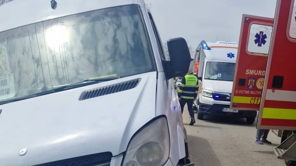 Microbuz cu opt persoane implicat într-un accident în județul Giurgiu: cinci pasageri au ajuns la spital
