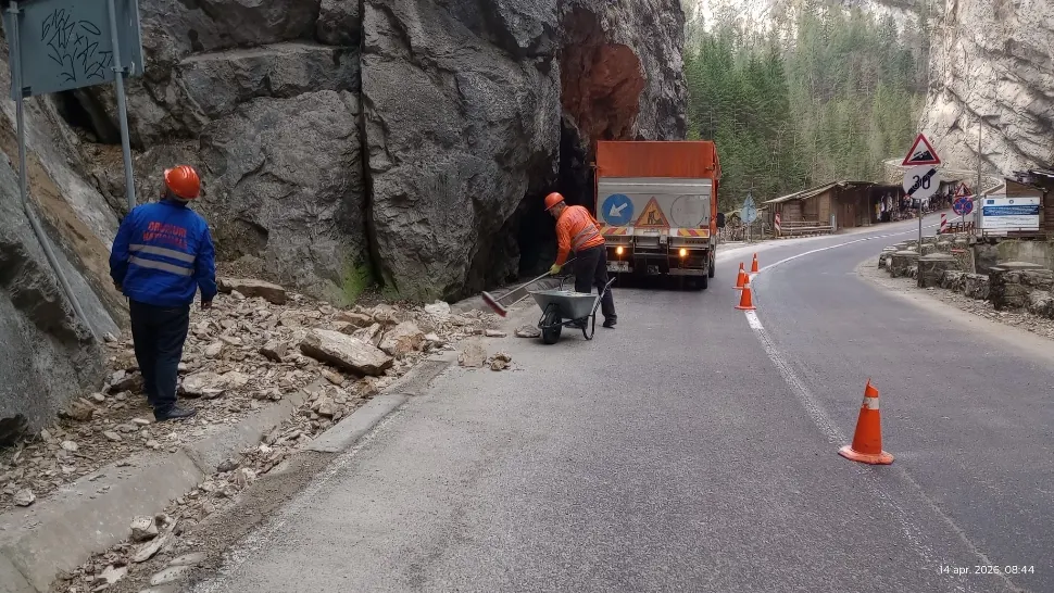 Atenție, șoferi! Pericol în Cheile Bicazului după ce bucăți de stâncă s-au prăbușit pe șosea