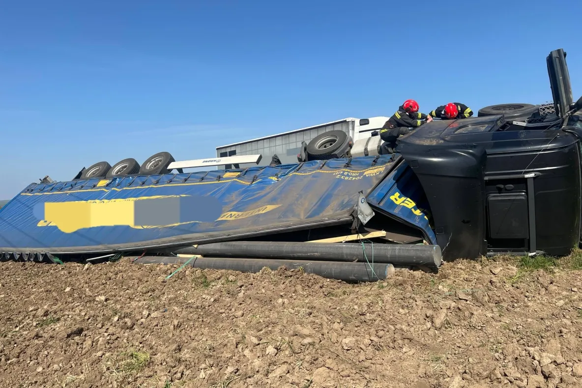 Autotren încărcat cu tuburi metalice, răsturnat în afara carosabilului în județul Mehedinți GALERIE FOTO