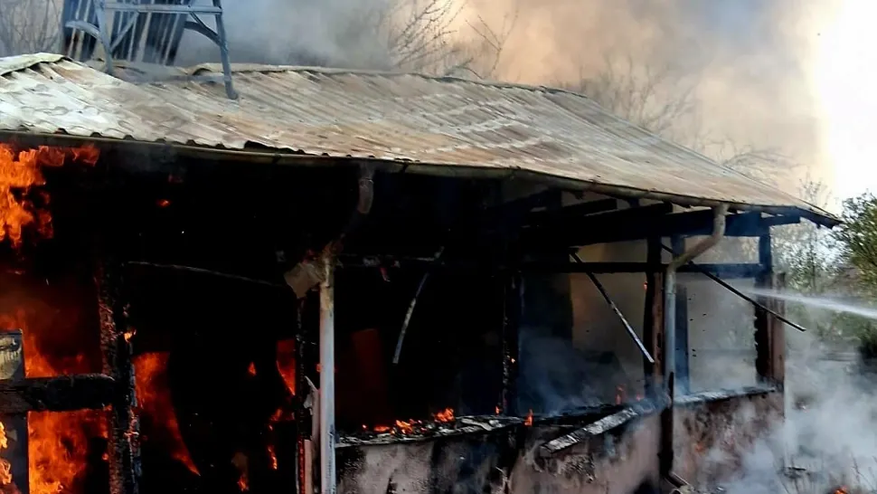 Incendiu puternic în județul Giurgiu: o locuință a fost distrusă după un posibil scurtcircuit la aerul condiționat