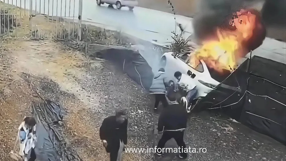 Accident spectaculos: o mașină electrică a luat foc după ce a intrat în gard, iar pasagerii au rămas blocați