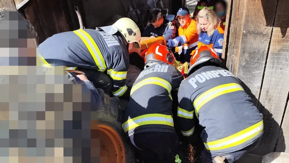 Bărbat de 71 de ani, prins sub un utilaj agricol, în județul Bacău: luptă contracronometru a pompierilor pentru salvarea sa