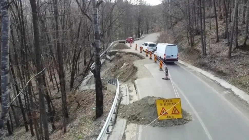 O comunitate întreagă din Buzău riscă să rămână izolată: drum modernizat recent, prăbușit pe o porțiune de 100 de metri