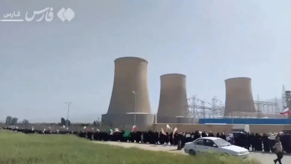 Iranieni formează lanțuri umane pe poduri, după amenințările lui Donald Trump privind distrugerea infrastructurii
