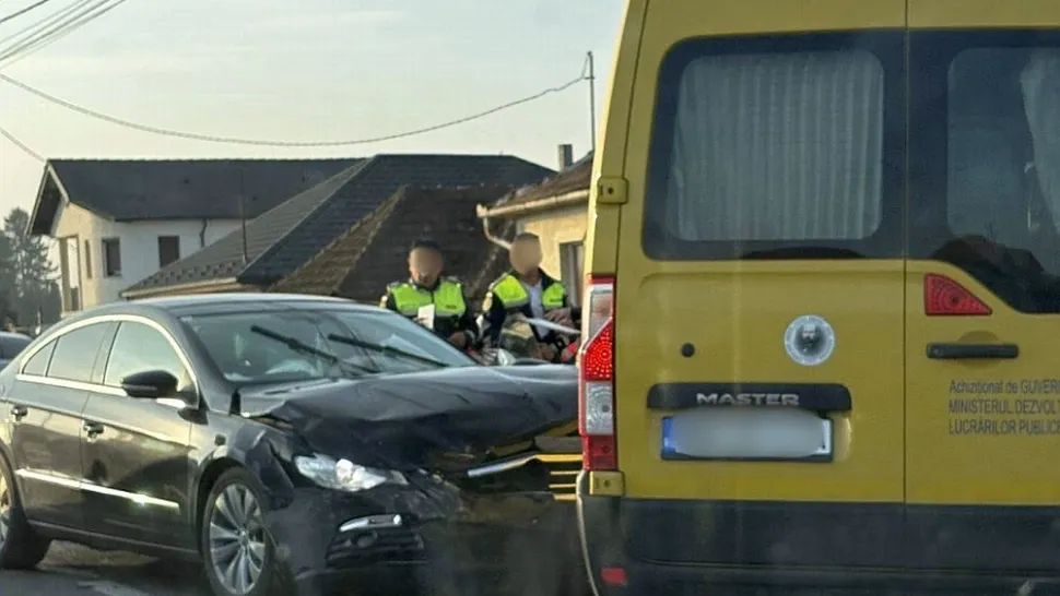 Microbuz școlar și un autoturism, implicate într-un accident în județul Maramureș